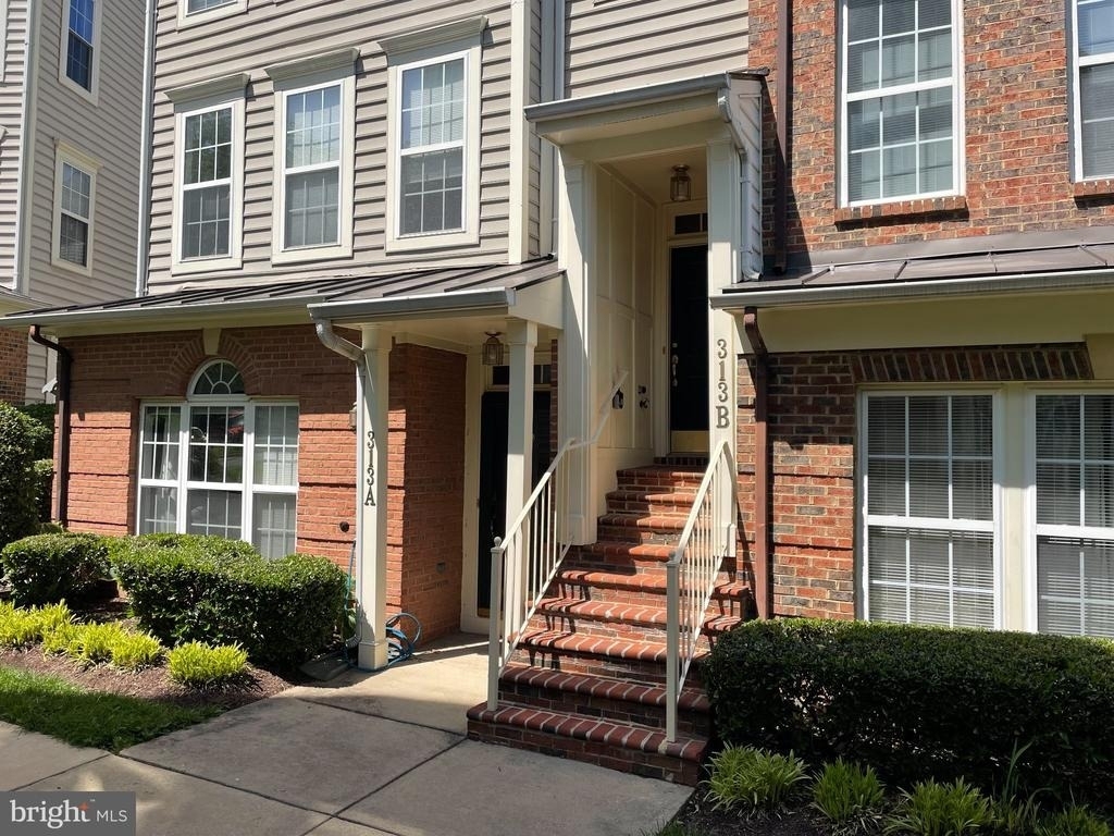 313 Cross Green Street - Photo 0