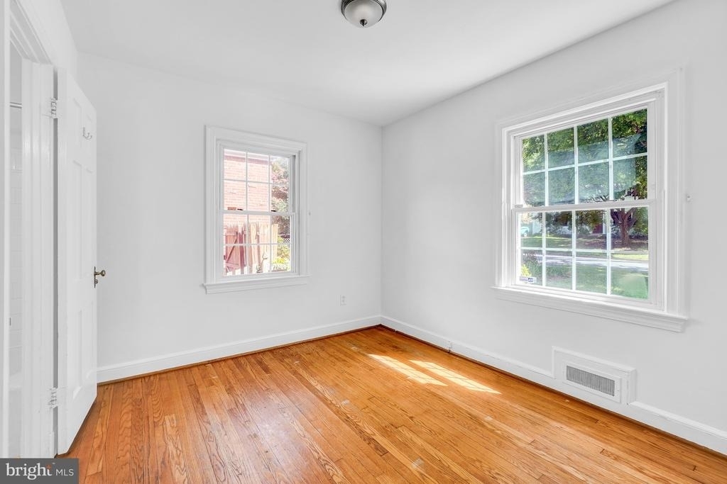 9314 Wire Avenue - Photo 8