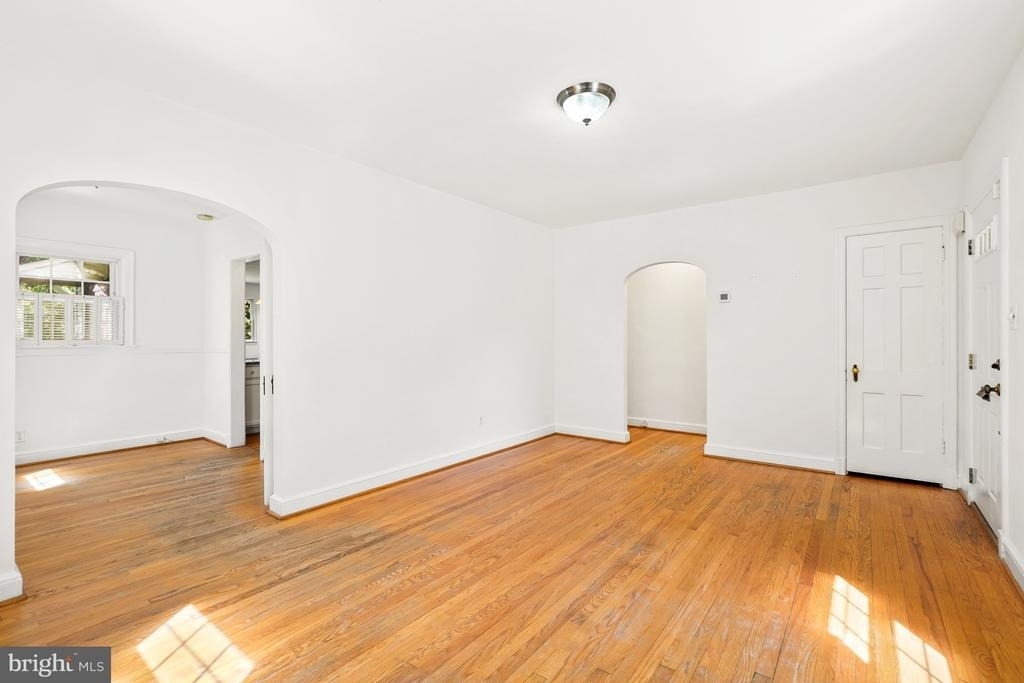 9314 Wire Avenue - Photo 7