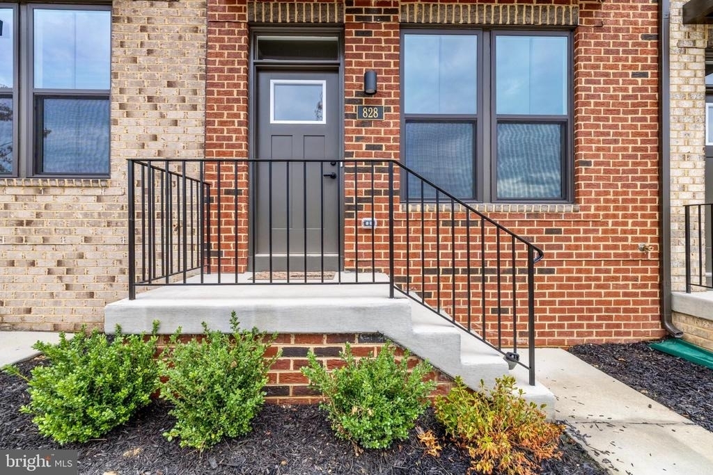 828 Watts Street - Photo 3
