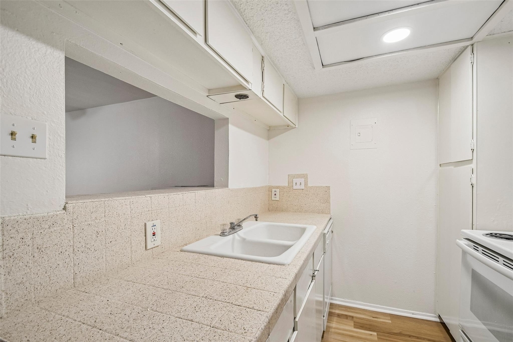 2413 Leon St - Photo 10