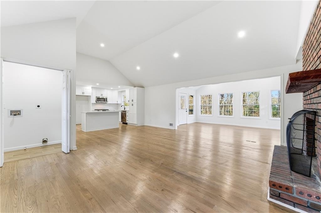 1715 Crestline Drive Ne - Photo 3