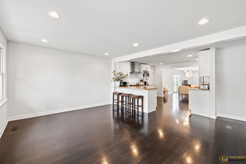 204 E Dickens Avenue - Photo 1