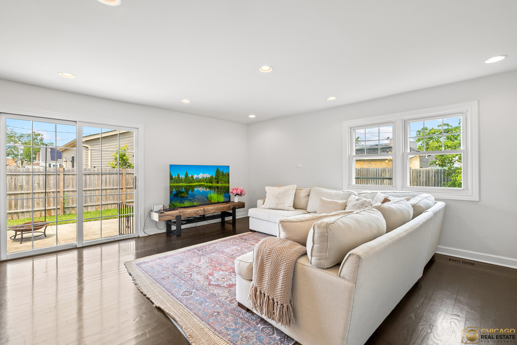 204 E Dickens Avenue - Photo 8