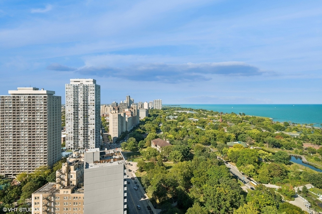 1850 N Clark Street - Photo 2