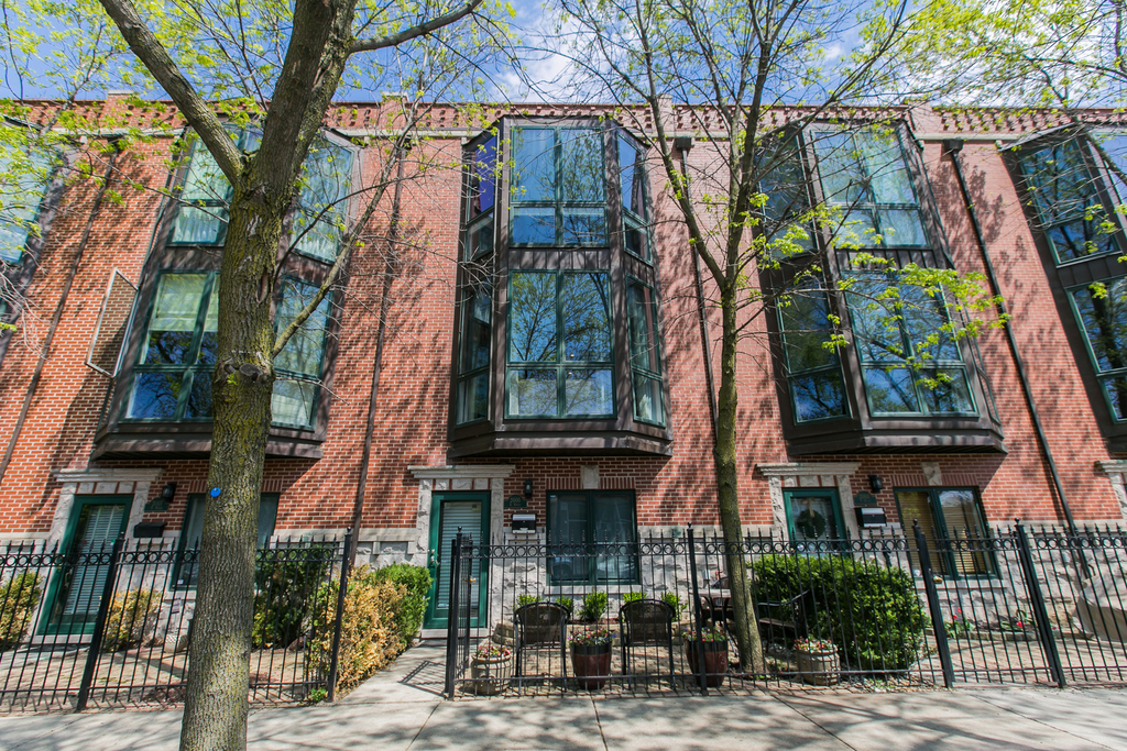 2005 N Hoyne Avenue - Photo 1