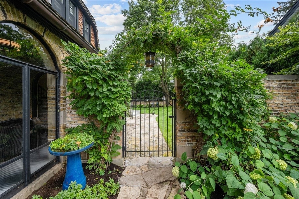404 Laurel Avenue - Photo 3