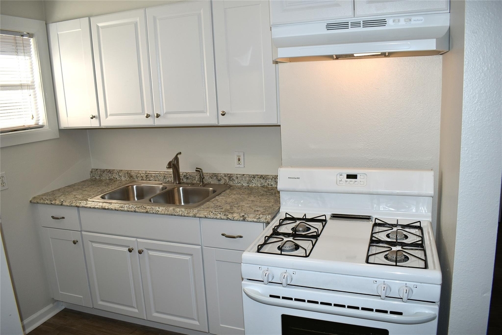2524 Binz Street - Photo 3