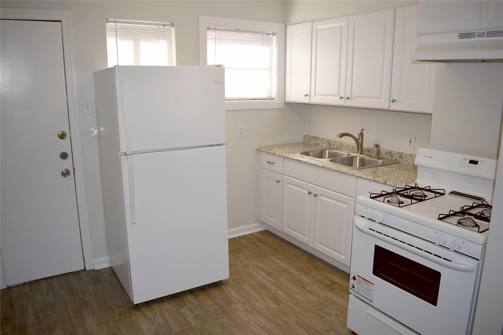 2524 Binz Street - Photo 2