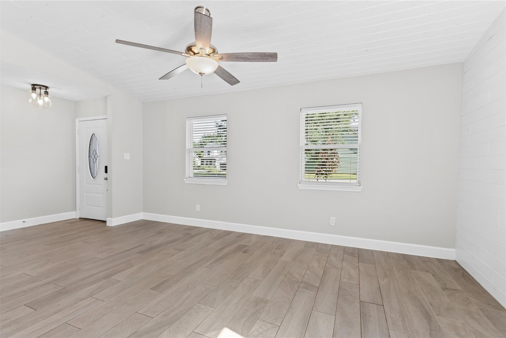 909 Stewart Street - Photo 4