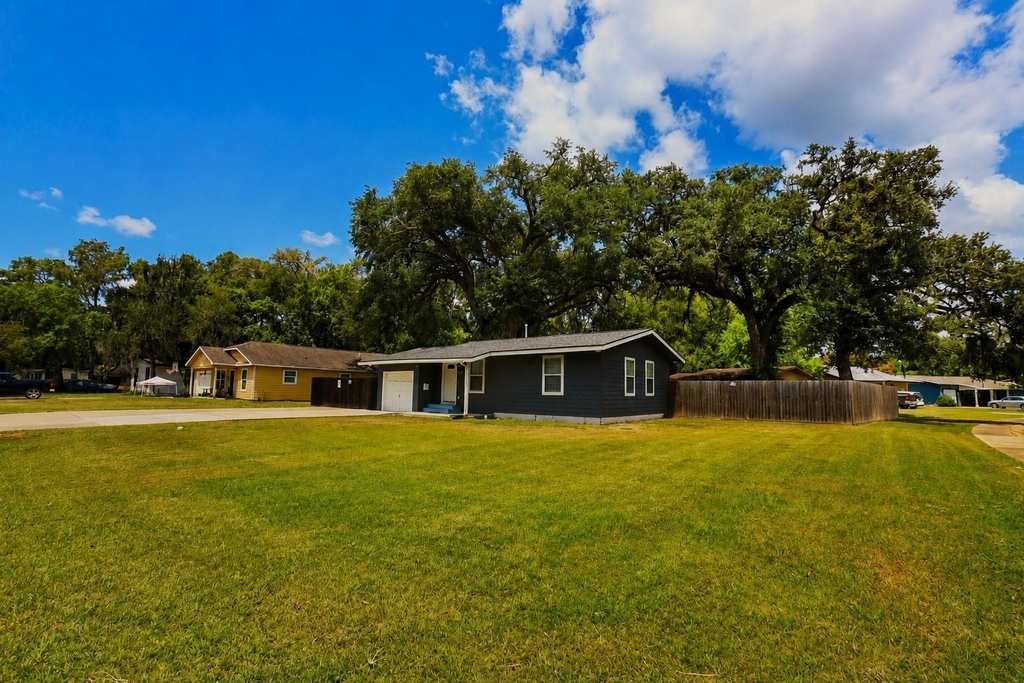 207 Jasmine Street - Photo 1
