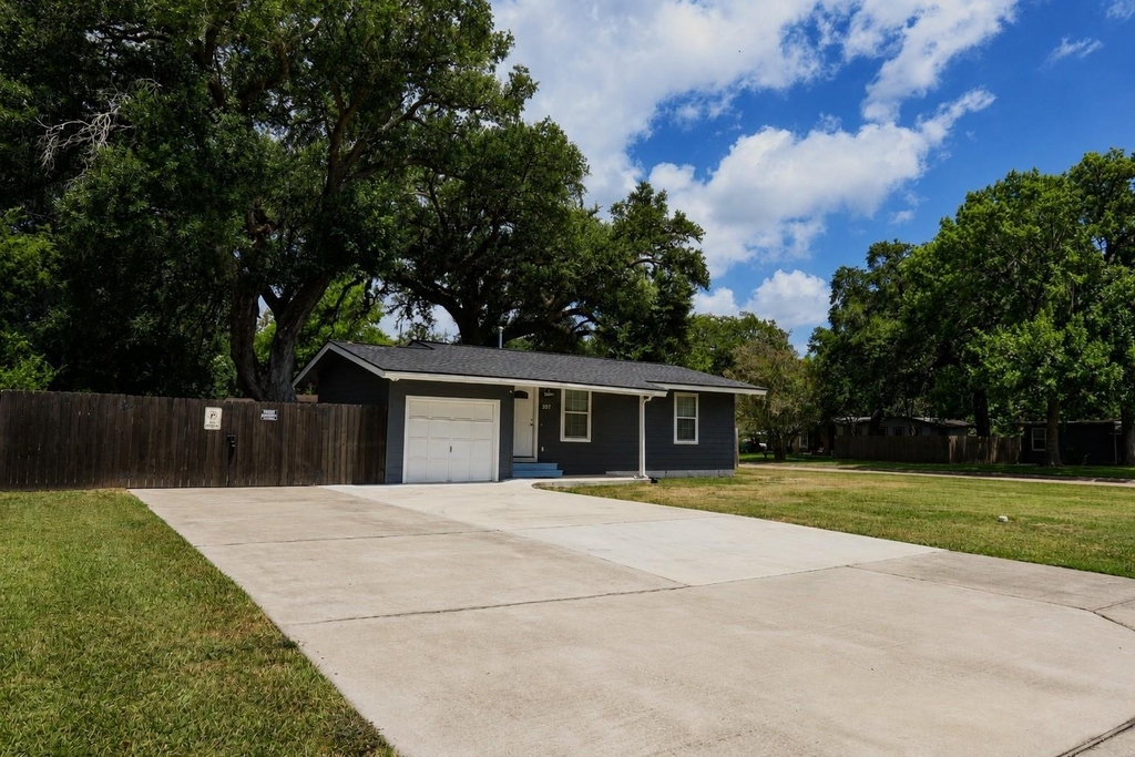 207 Jasmine Street - Photo 2