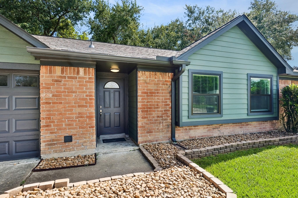 1605 Cypress Hollow Street - Photo 3
