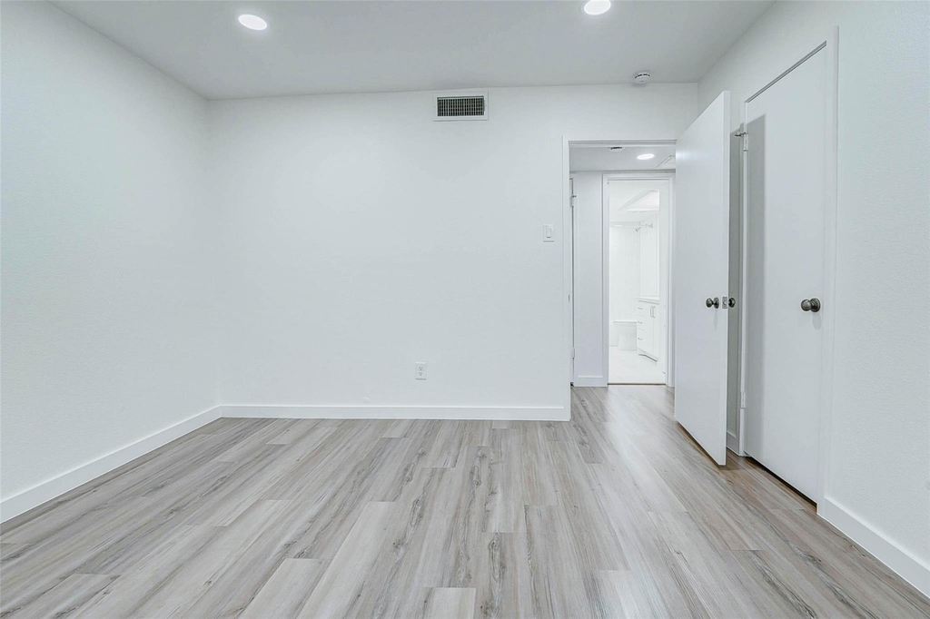 7555 Katy Freeway - Photo 9
