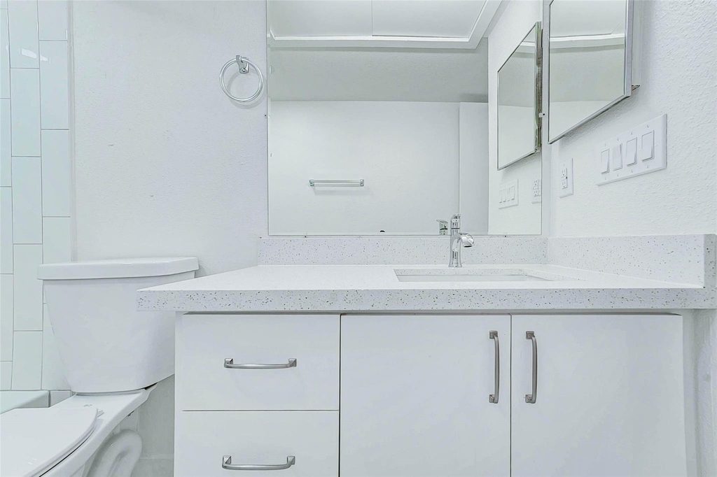7555 Katy Freeway - Photo 12