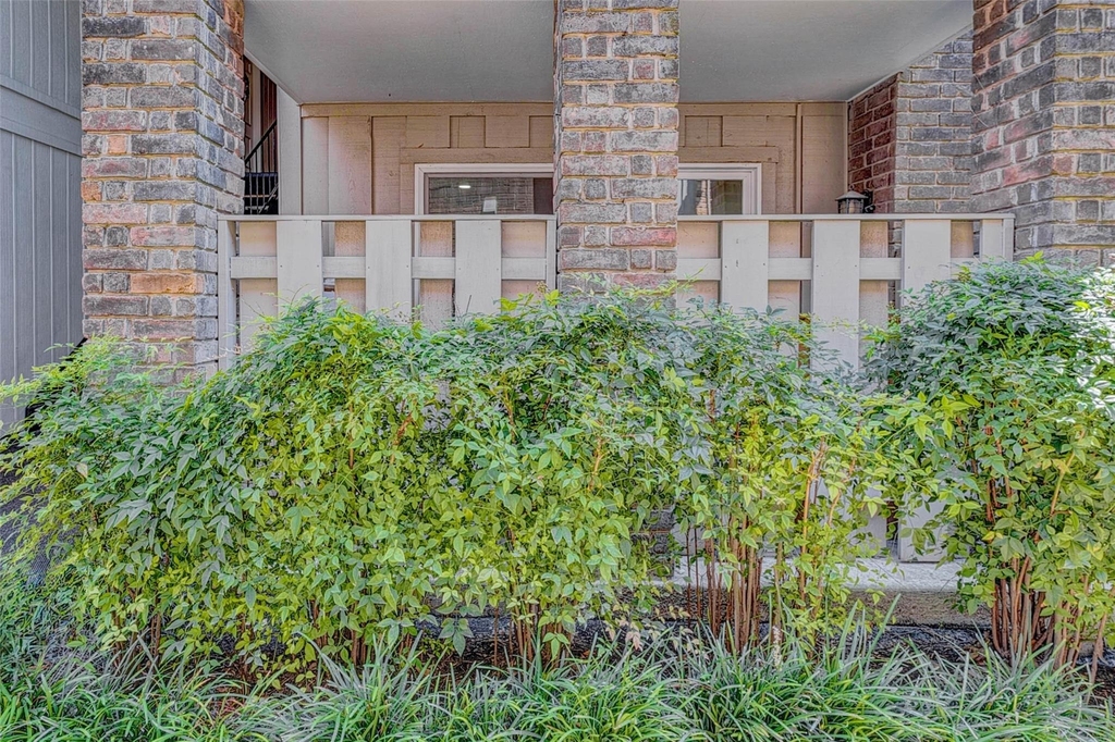 7555 Katy Freeway - Photo 22