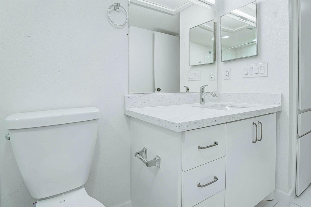 7555 Katy Freeway - Photo 11