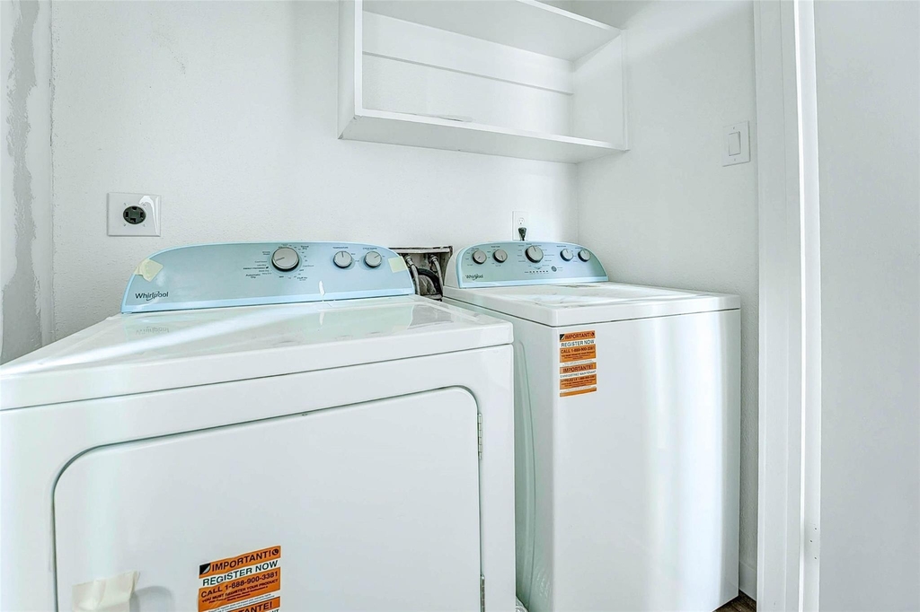 7555 Katy Freeway - Photo 19