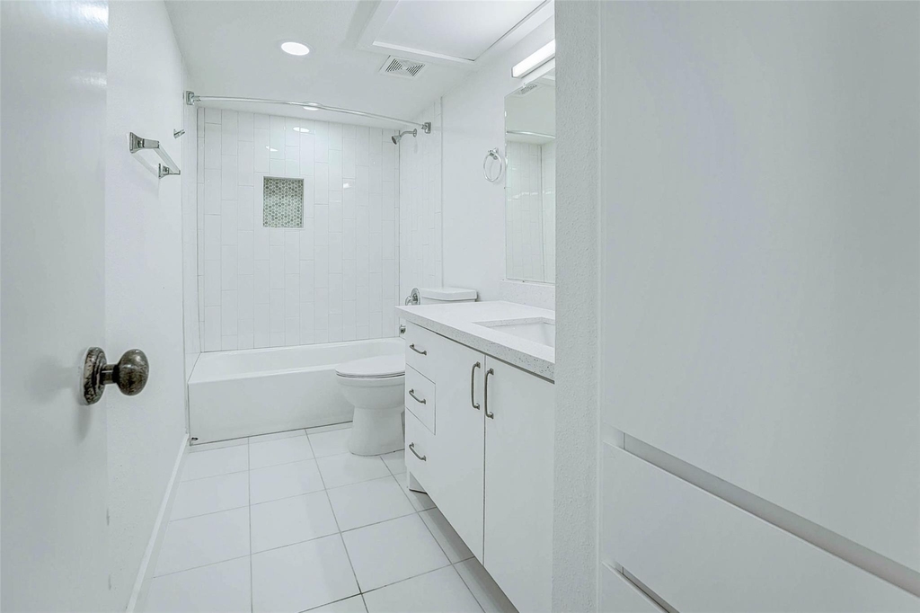 7555 Katy Freeway - Photo 10