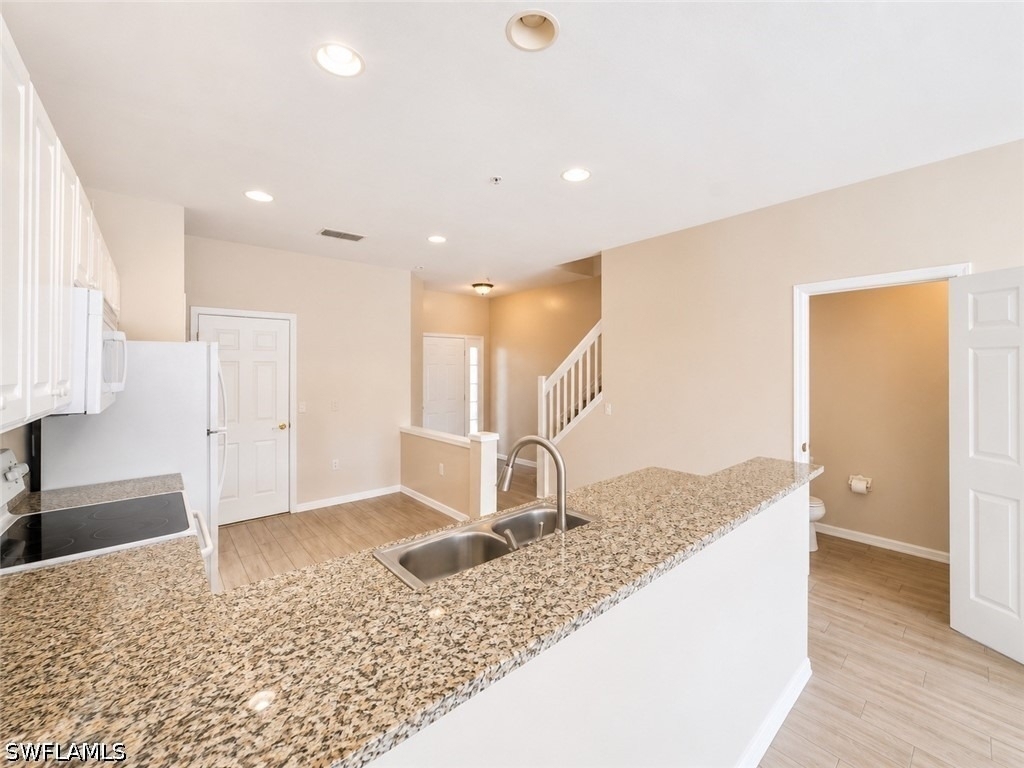 912 Hampton Circle - Photo 4