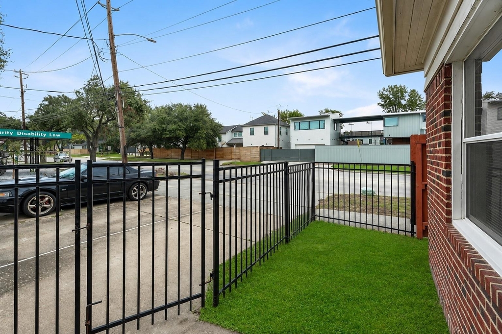 747 E 7th Street - Photo 13