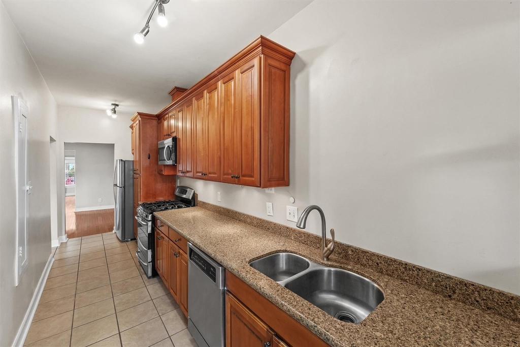 747 E 7th Street - Photo 8
