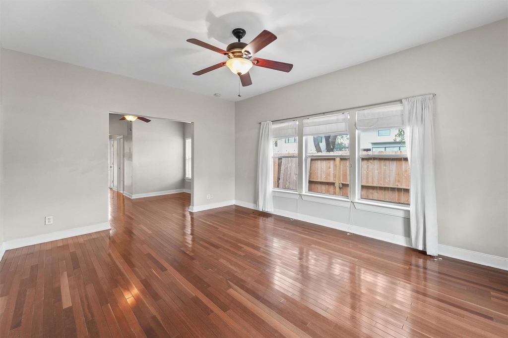 747 E 7th Street - Photo 4