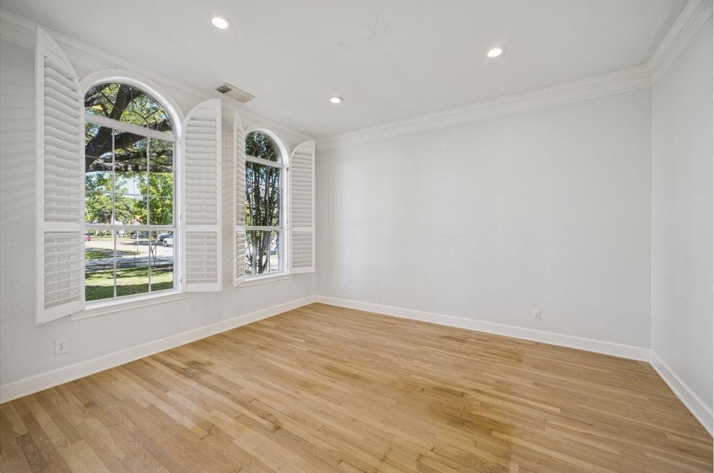 4601 Mimosa Drive - Photo 2