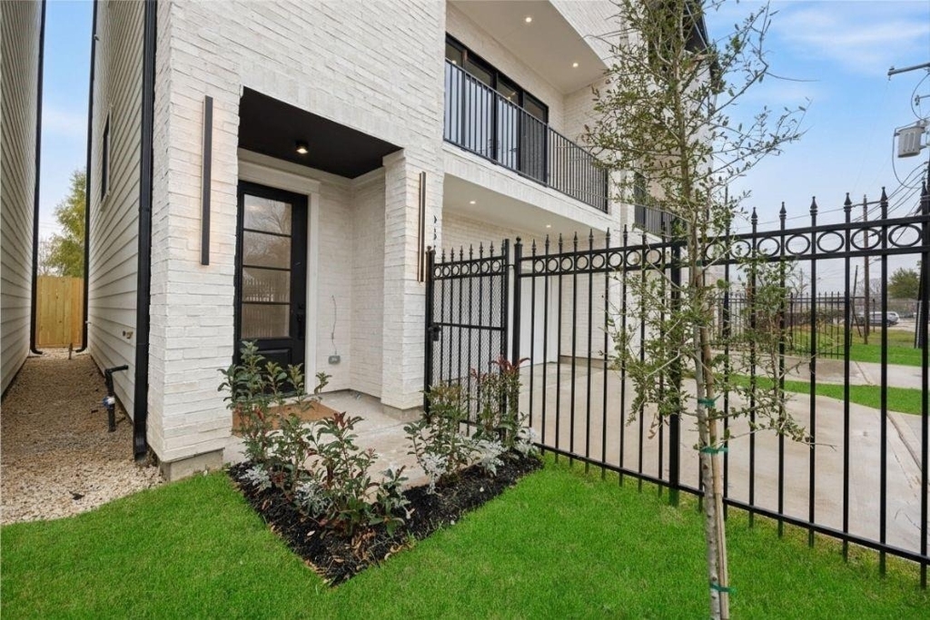 6328 Sidney Street - Photo 4