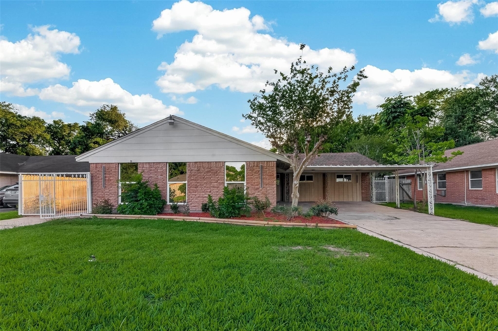 11206 Huggins Drive - Photo 0