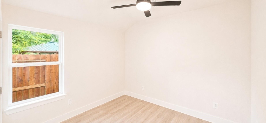 142b College Street - Photo 22