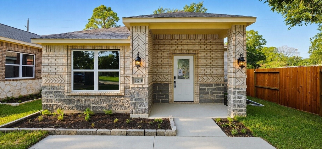 142b College Street - Photo 0