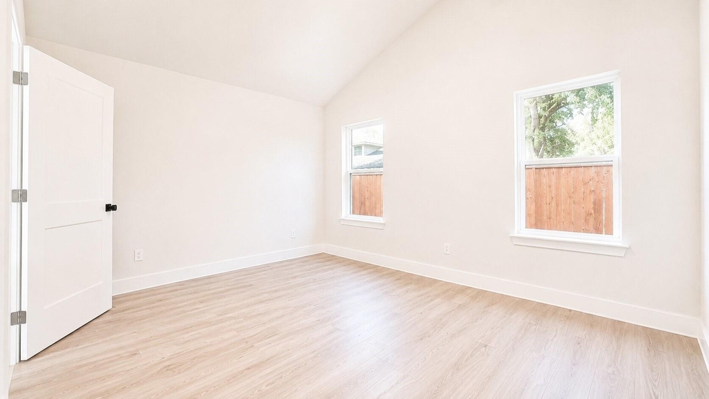 142b College Street - Photo 13