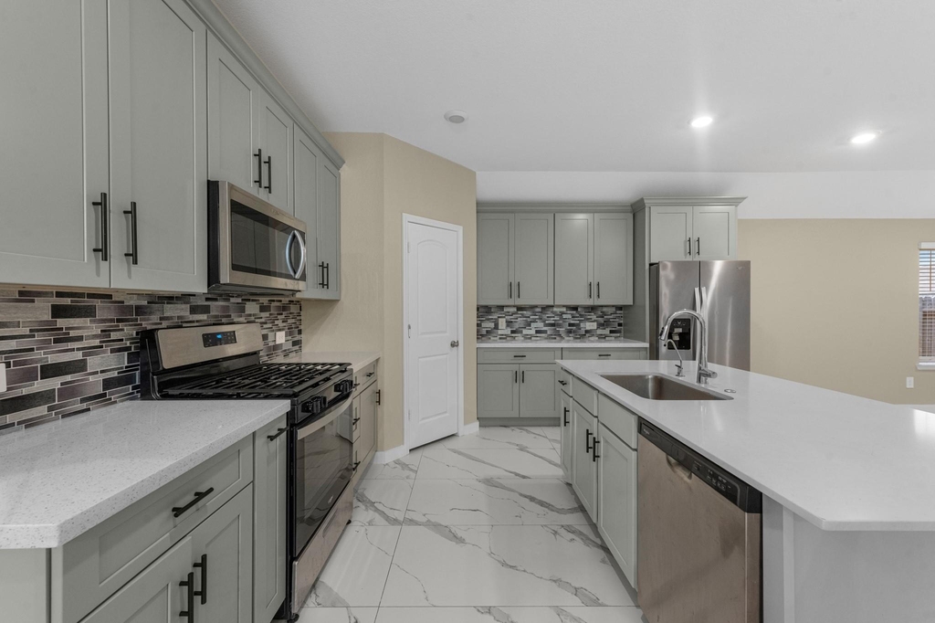 15223 Mayflower Street - Photo 7