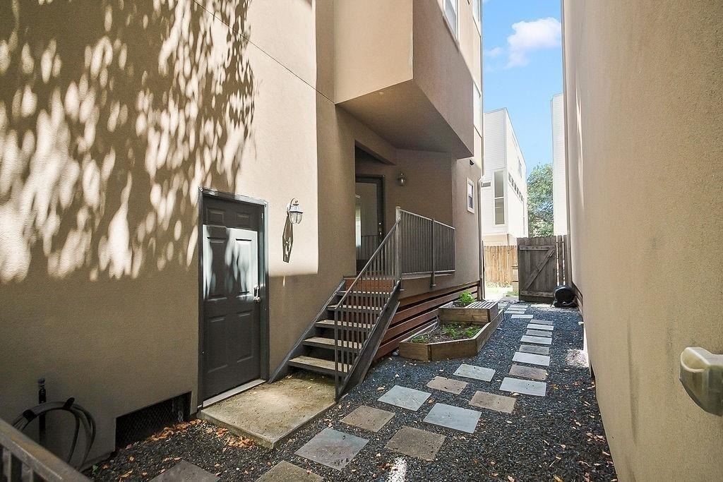 1121 W 17th Street - Photo 1