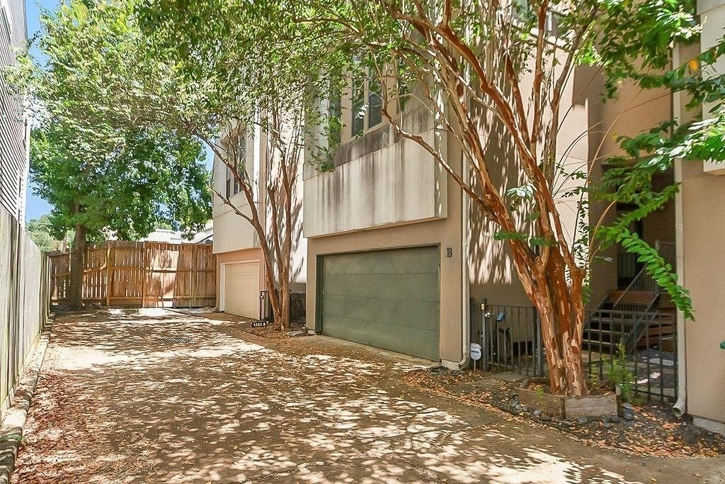 1121 W 17th Street - Photo 2