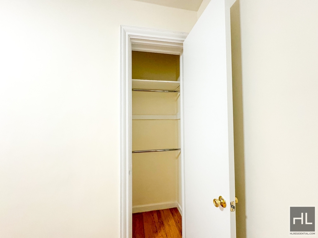 West 13 Street - Photo 4