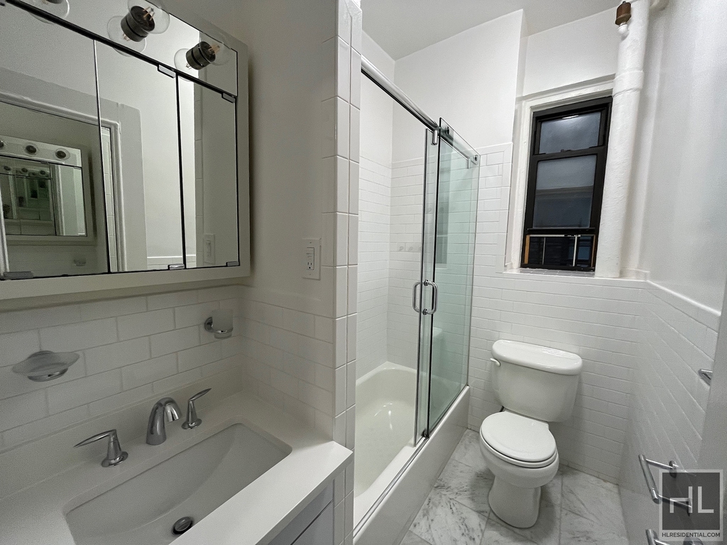 East 46 Street - Photo 2