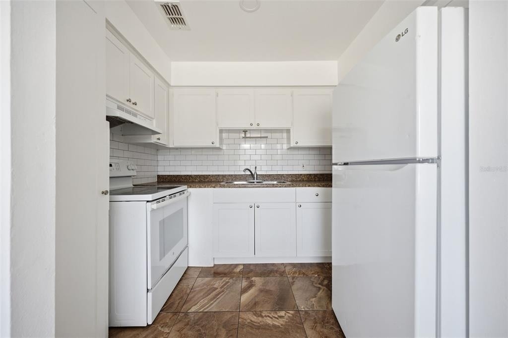 5608 S Manhattan Avenue - Photo 6