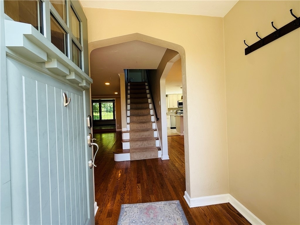 143 Seneca Dr - Photo 2