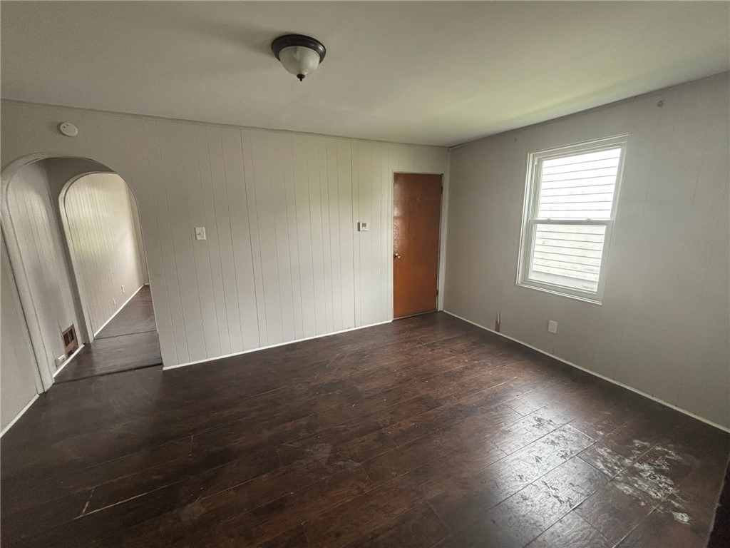 920 Vankirk St - Photo 2