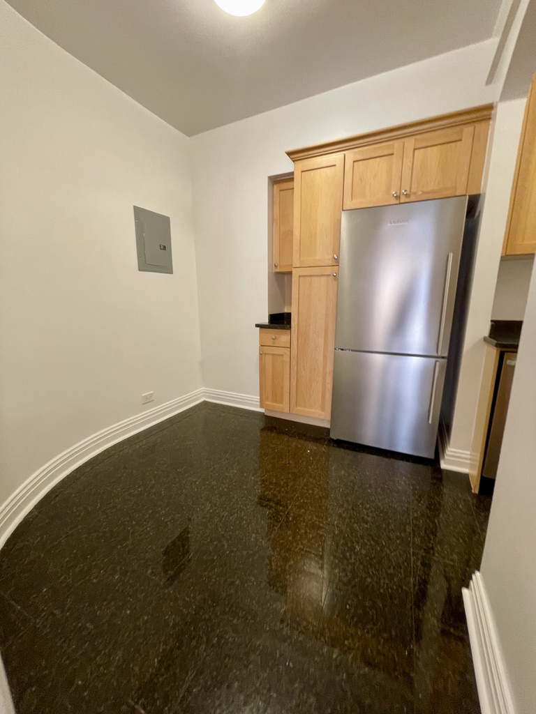 East 56th Street - Photo 4