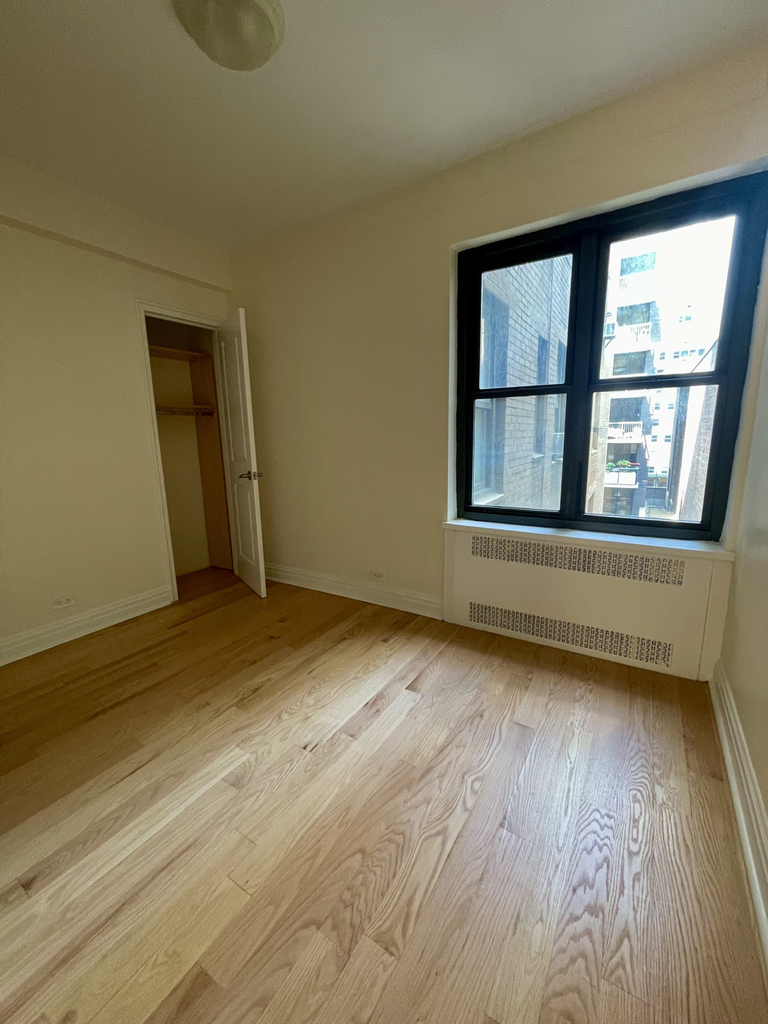 East 56th Street - Photo 8