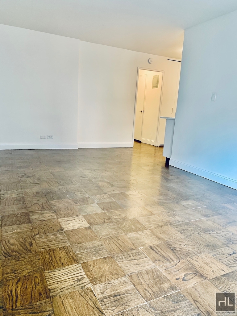 E 16 St - Photo 1
