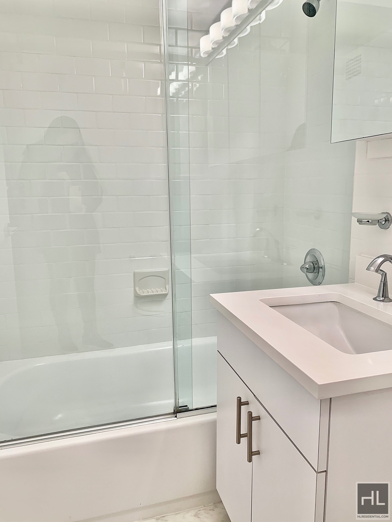 E 16 St - Photo 3