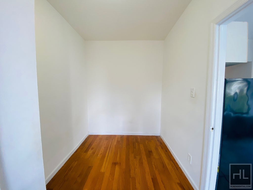 York Avenue - Photo 1