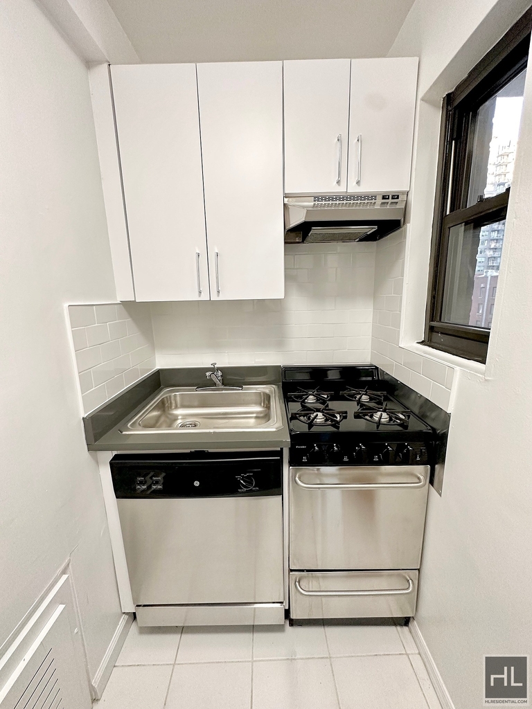 East 35 Street - Photo 2