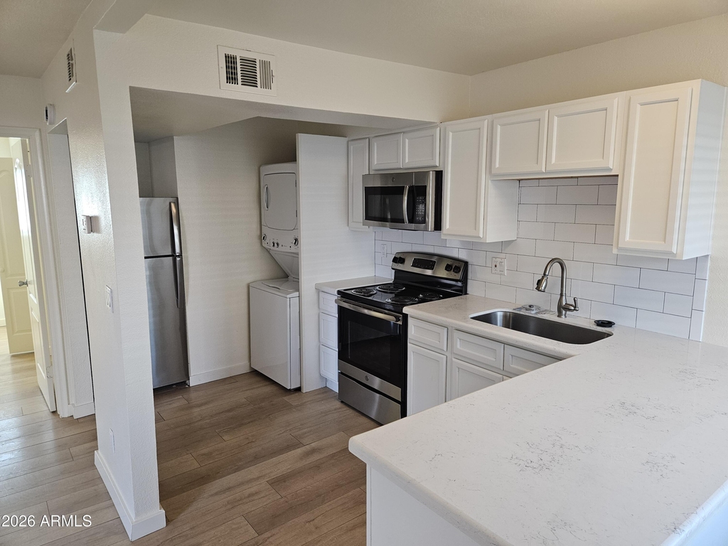 1330 E Highland Avenue - Photo 2