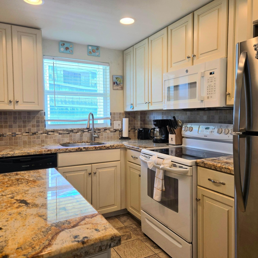 1161 Hillsboro Mile - Photo 3