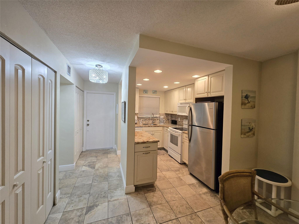 1161 Hillsboro Mile - Photo 39
